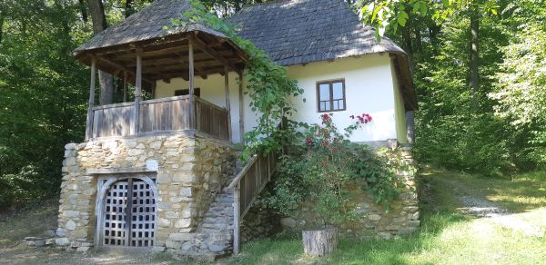 Casa ţărănească de pe bancnota de 10 lei, în Dumbrava Sibiului